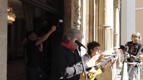 José Mercé emociona con su voz desde un balcón del ayuntamiento de Pamplona