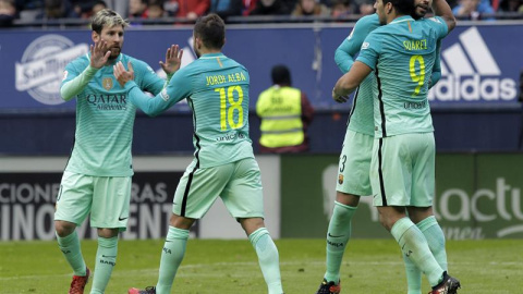 El delantero uruguayo del FC Barcelona Luis Suárez (d) celebra con su compañero, el defensa Gerard Piqué (2d), junto al delantero argentino Leo Messi (i) y el defensa Jordi Alba (2i), el primer gol de su equipo ante el Osasuna, durante el p