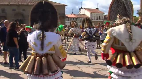 Los entroidos invaden las calles de Santiago de Compostela