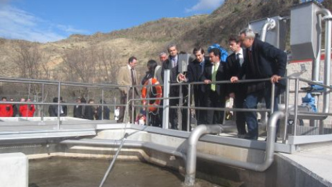 Alfredo Boné, exconsejero de Medio Ambiente con el Par e impulsor del Plan de Depuración, en una visita a una planta de tratamiento de aguas residuales.