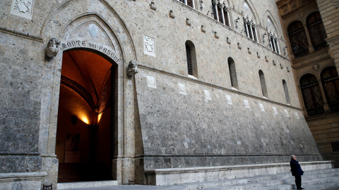 La entrada de la sede del banco Monte dei Paschi en Siena (Italia). REUTERS/Giampiero Sposito