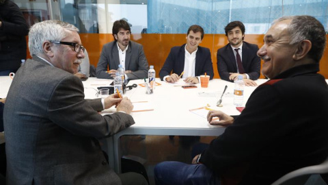 El presidente de Ciudadanos, Albert Rivera (c), junto con los diputados Toni Roldán (2d) y Sergio del Campo (2i), durante la reunión con los líderes de CCOO y UGT, Ignacio Fernández Toxo (i) y José Álvarez (d), en la sede del partido, en Ma