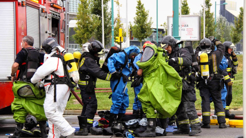 Simulacro de accidente en Zaragoza realizado por equipos de bomberos y de protección civil. EFE