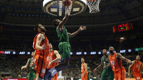 El base norteamericano del Unicaja JKyle Fogg (c) lanza a canasta tras zafarse de la defensa del alero del Valencia Basket Fernando San Emeterio este fin de semana. /EFE