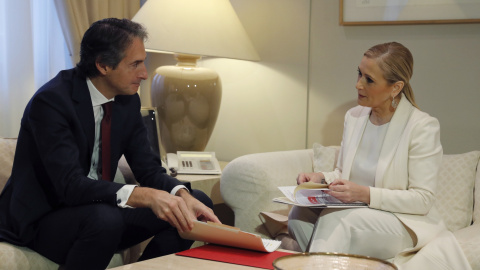 El ministro de Fomento, Íñigo de la Serna, con la presidenta de la Comunidad de Madrid, Cristina Cifuentes. EFE/Ballesteros