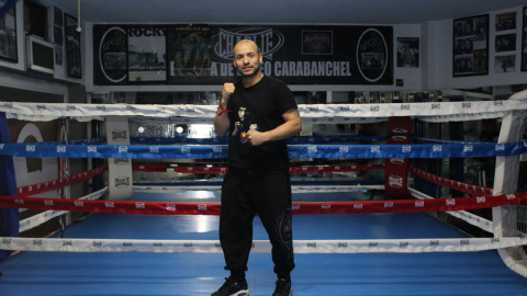 Giova posa ante el ring del Club Boxeo Carabanchel. /J. L. RECIO