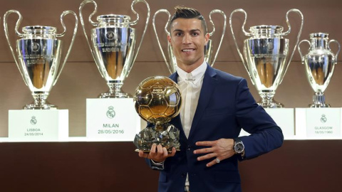 Cristiano Ronaldo en la Sala de Juntas del estadio Santiago Bernabéu con su cuarto Balón de Oro, lo que le sitúa a uno del argentino del Barcelona Lionel Messi. EFE