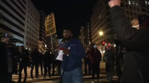 El movimiento antirracista Black Lives Matter se manifiesta en Washington durante la noche electoral