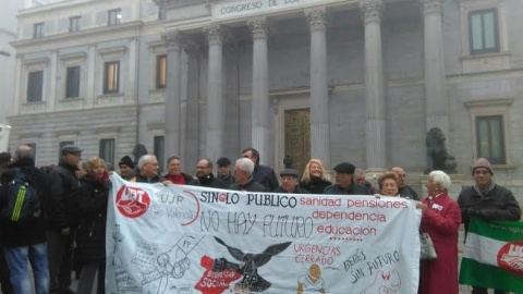 Jubilados protestan ante las puertas del Congreso por las pensiones / EUROPA PRESS