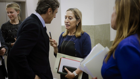 La presidenta del Congreso, Ana Pastor, conversa con el portavoz parlamentario del PP, Rafael Hernando. EFE