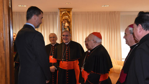 El rey Felipe VI con varios miembros de la Conferencia Episcopal, en la visita que realizó el pasado noviembre.