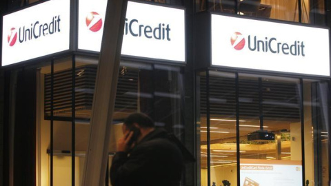 Un hombre habla por su móvil cerca de las oficina del banco UniCredit en Milan. REUTERS