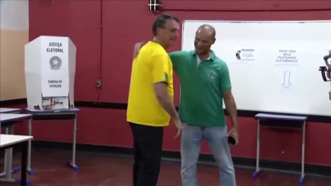 Bolsonaro pide "unas elecciones limpias" tras votar en una escuela de Río de Janeiro