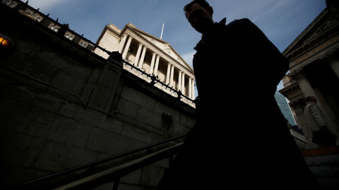 Un hombre entra en la boca de metro de la estacion de Bank, en Londres, junto a la sede del Banco de Inglaterra (BoE, según sus siglas en inglés). REUTERS/Peter Nicholls