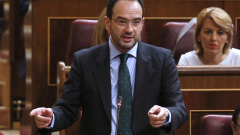 El portavoz socialista en el Congreso, Antonio Hernando, durante su intervención en la sesión de control al Gobierno. EFE/Paco Campos