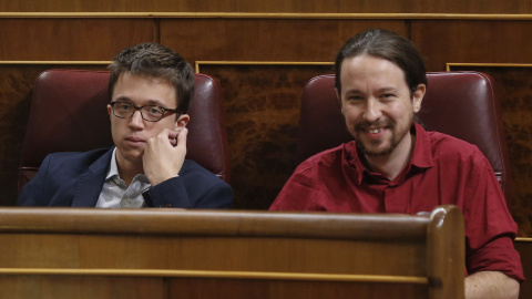 El secretario general de Podemos, Pablo Iglesias, y el portavoz del grupo parlamentario de Unidos Podemos, Iñigo Errejón, en  la sesión de control al Gobierno en el Congreso de los Diputados. EFE/Paco Campos