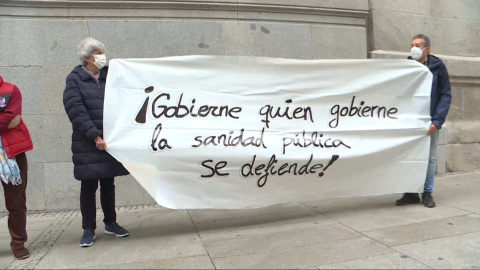 Asociaciones vecinales crean una cadena de pancartas por la sanidad pública