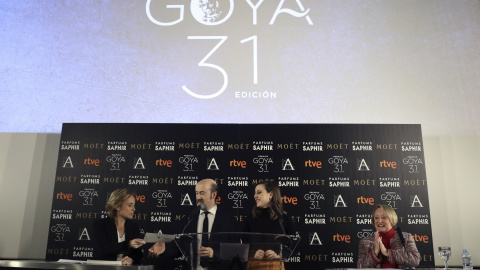 La notaria Eva Sanz, hace entrega del sobre con los nominados a la 31 edición de los Premios Goya, a los actores Javier Cámara y Natalia de Molina, en presencia de la presidenta de la Academia de Cine, Yvonne Blake.. EFE/J. J. Guillén