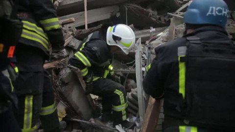 Un hombre queda atrapado entre los escombros causados por el último ataque en Zaporiyia