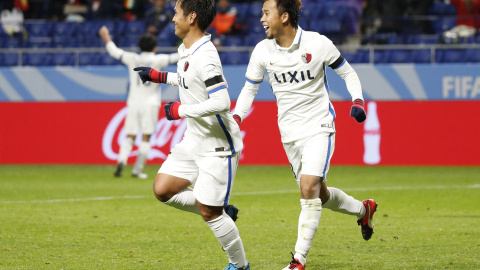 Dos jugadores del Kashima japonés celebran el segundo gol ante el Atlético Nacional colombiano. /REUTERS