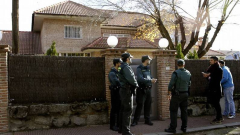 Al menos 235 detenidos vinculados con la red que defraudaba a ciudadanos chinos desde chalés. EFE/Javier Lizón