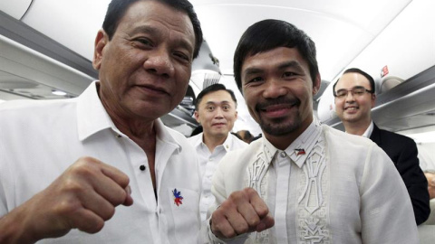 El presidente de Filipinas, Rodrigo Duterte, mientras posa con el senador y campeón mundial de boxeo, Manny Pacquiao. - EFE