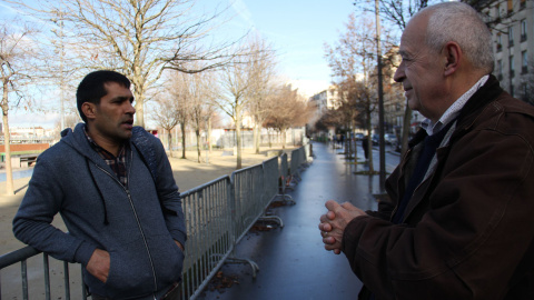 Khudaidad Abdulrahimzai, refugiat afganès, parla amb el seu professor de francès, Gilles Stermann. ANNA PALOU