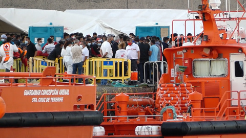 Llegan varios autobuses a La Feria con migrantes desalojados del muelle de Arguineguín