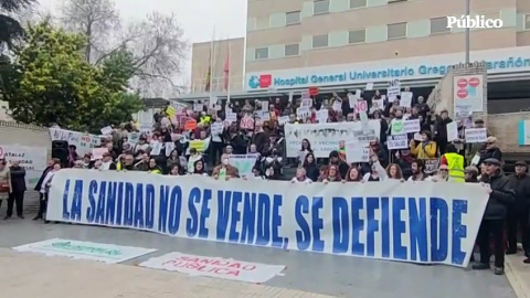 "Ayuso, escucha esta es nuestra lucha": la protesta de los vecinos de la Comunidad de Madrid contra el "desmantelamiento" de la Atención Primaria