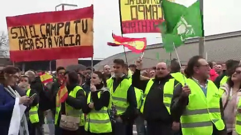 Decenas de agricultores protestan a las puertas del Ministerio antes de su reunión con Planas