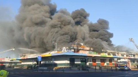 Un espectacular incendio devora parte de las instalaciones de Mercamadrid