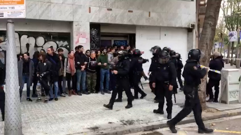 Un grupo de jóvenes intenta frenar un desahucio