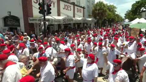 Imitadores de Ernest Hemingway parodian los Sanfermines en Florida