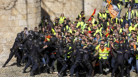 Agricultores bloquean el acceso a las Cortes de Aragón en Zaragoza