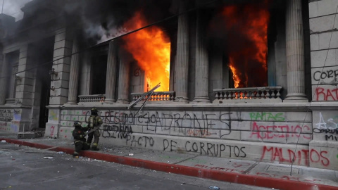 Manifestantes asaltan el Congreso de Guatemala y le prenden fuego