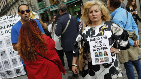 Familiares de bebés robados se concentran en la Puerta del Sol de Madrid.- EFE