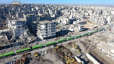 Los autobuses destinados a la evacuación cruzan la ciudad de Alepo. - ALEPPO MEDIA CENTER