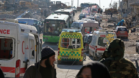 Ambulancias y autobuses evacuan a civiles y rebeldes de la parte este de Alepo, Siria. / REUTERS