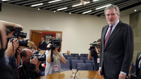 El portavoz del Gobierno, Íñigo Méndez de Vigo, a su llegada a la rueda de prensa que ha ofrecido hoy tras la reunión del Consejo de Ministros. EFE/Angel Díaz