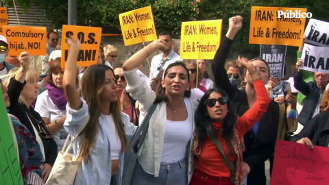 Mujeres feministas reclaman apoyo internacional ante la embajada iraní: "No hay día que en Irán no se asesine"