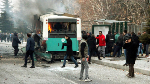 Inicio del rescate de las víctimas del atentado con coche bomba perpetrado este sábado en Kayseri (Turquía) al paso de un autobús. TURAN BULUT/ IHLAS NEWS AGENCY/ REUTERS