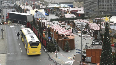 Imagen de los daños materiales causados después de que un camión arrollase ayer a los visitantes de un mercadillo navideño en el centro de Berlín / EFE