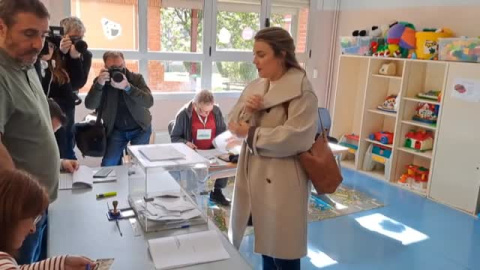 Alba García (Sumar) se olvida de la papeleta cuando iba a votar