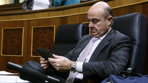 El ministro de Economía, Luis de Guindos, en el pleno del Congreso que aprobó el techo de gasto para los Presupuestos de 2017. EFE/Zipi