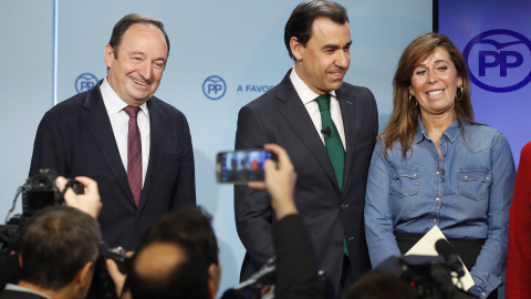 El vicesecretario de Organización y Electoral del PP, Fernando Martínez Maillo, acompañado por Pedro Sanz (i) y Alicia Sánchez-Camacho (d), durante la presentación de las líneas básicas de la Ponencia Política y de Estatutos que se llevará 