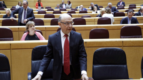 El ministro de Hacienda Cristóbal Montoro, a su llegada al pleno del Senado que debate sobre el techo de gasto para 2017. EFE/Zipi