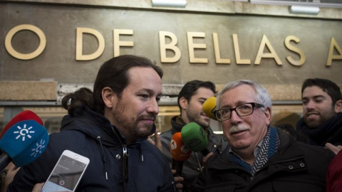 El líder de Podemos, Pablo Iglesias (i), junto al secretario general de CC.OO., , Ignacio Fernández Toxo (d), tras hacer declaraciones a los medios de comunicación en el Círculo de Bellas Artes, momentos antes del inicio de la manifestación