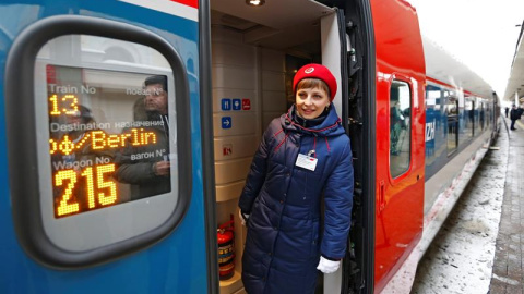 El primer tren "Strizh" (Vencejo) de los ferrocarriles rusos, en la estación de Kursk de Moscú momentos antes de salir hoy hacia Berlín. Moscú y Berlín están desde hoy más cerca con la apertura de una nueva conexión ferroviaria con trenes T