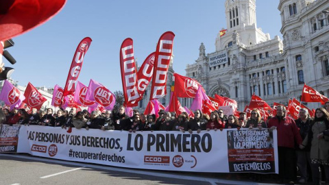 La manifestación convocada este domingo por CCOO y UGT en Madrid para recuperar los derechos perdidos y presionar al Gobierno para que se siente a negociar sin límites, a su paso por la Plaza de Cibeles. EFE/Ballesteros