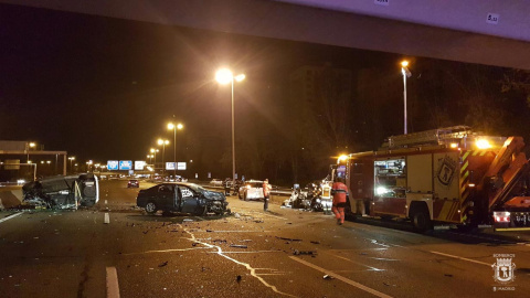 Un kamikaze provoca cuatro personas heridas en una triple colisión en la M30 de Madrid.